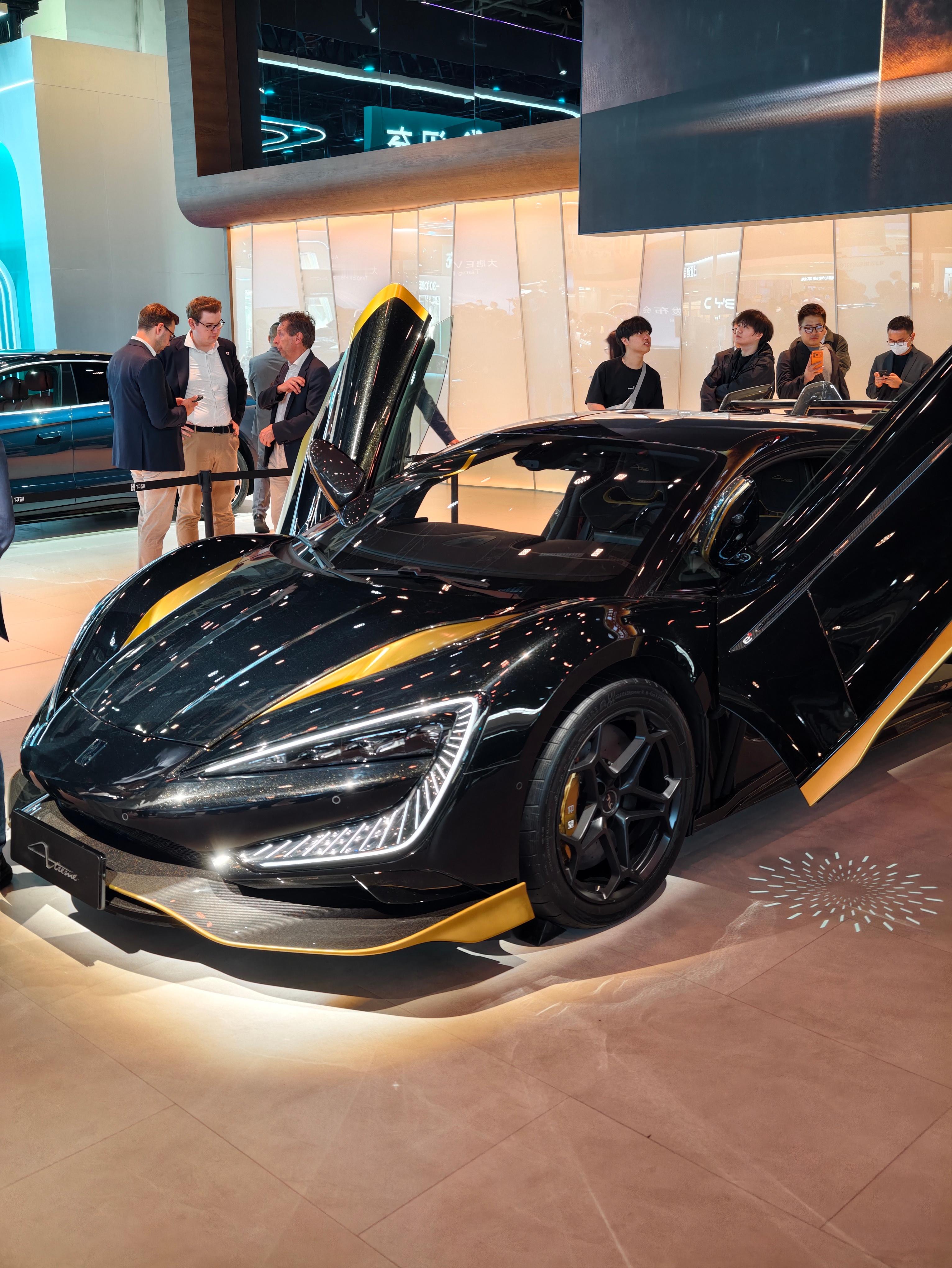 必须和仰望u9x合个影，展台上的是破晓时刻版本这是我开过马力最大，速度最快的车，