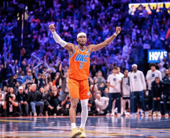 亚历山大目前是史上单赛季真实命中率最高的后卫。17-18赛季的库里与其并列第一