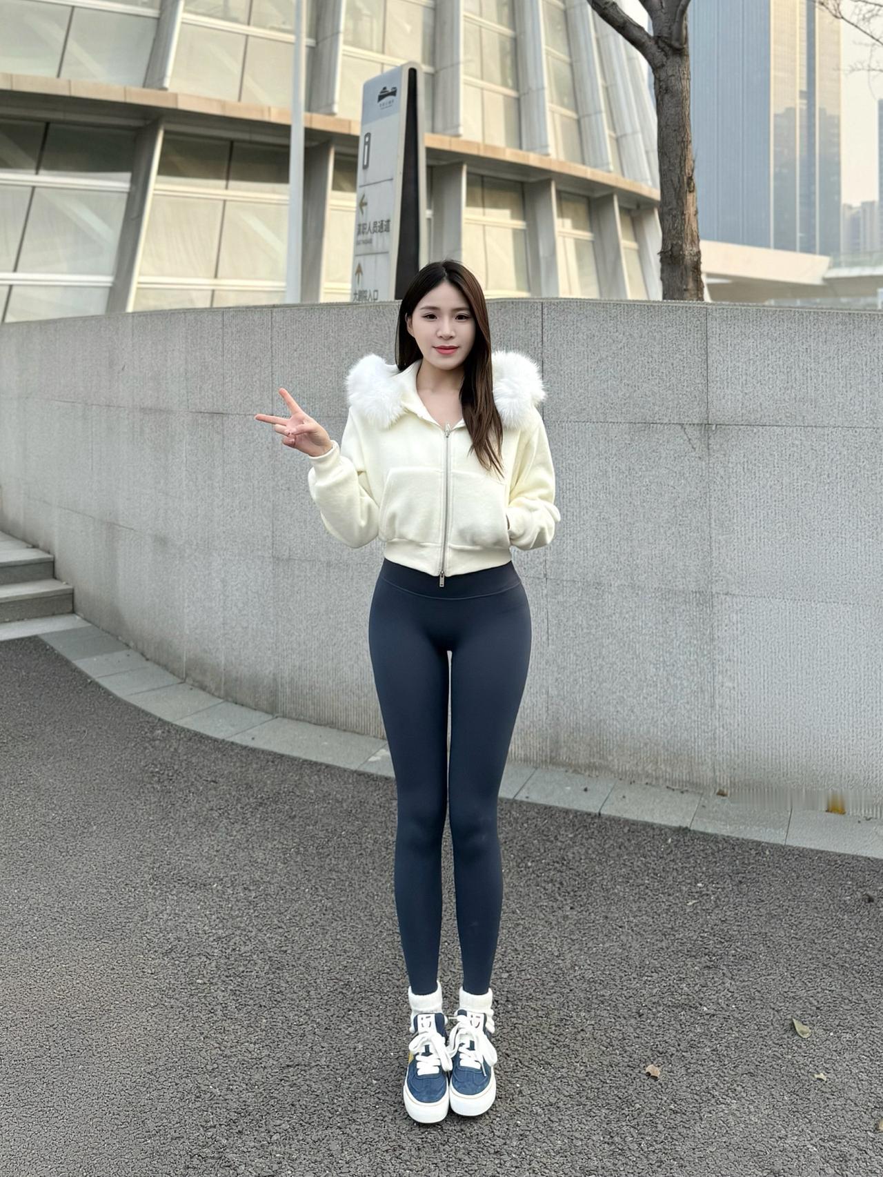 白色上衣搭配鲨鱼裤简约又休闲鞋子搭配的是板鞋蓝黄撞色亮眼吸睛✨鞋码h