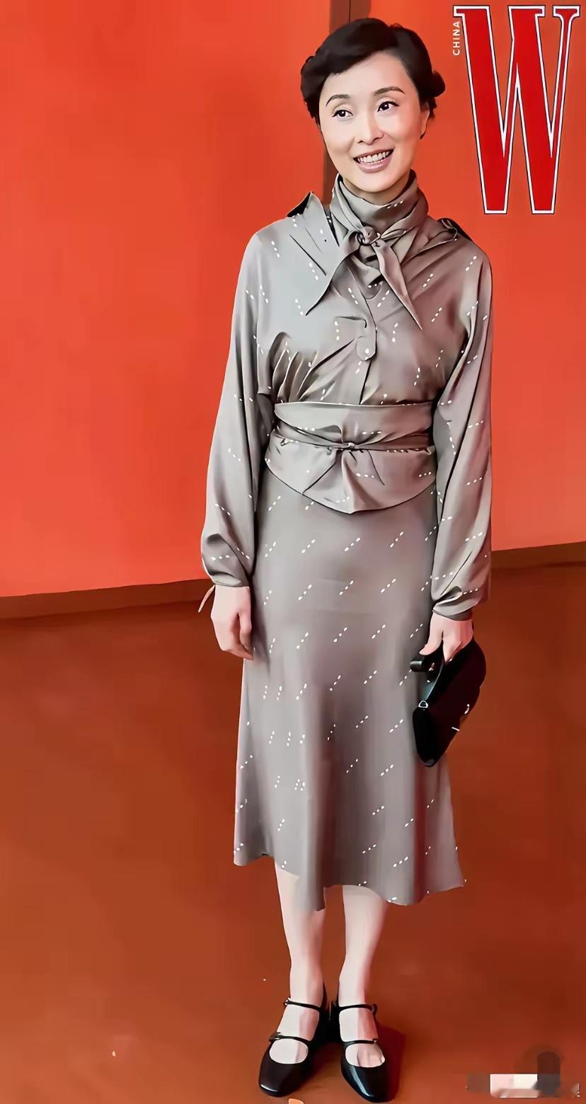 吴越穿爱马仕被嘲！造型师挨批：脖子消失，腰上绑得像粽子！​​​