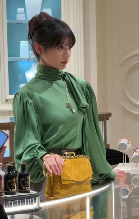 田曦薇身着绿衣灰裙，该稳重时尽显端庄，该俏皮时活泼灵动。轻松拿捏绿色系，韵味十足