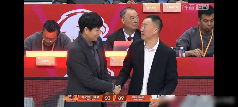 满屏的下课，山东队输掉了同城德比。87比93，山东队3连败，青岛啤酒3连胜。就在