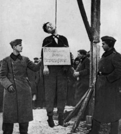 1941年11月莫斯科远郊，绞刑架上吊着一具年轻的美丽女尸。她就是苏联人的女英雄