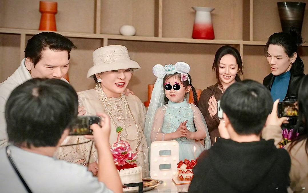 向太选儿媳的标准向佐说郭碧婷是个很伟大的老婆向太选儿媳标准接地气，偏爱真实舒展的