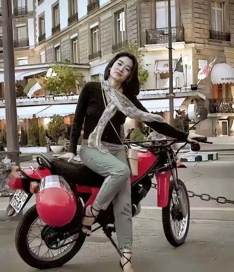 别再盯着当季秀场了。你追的每一件爆款，可能都抄了这张30年前的街拍。