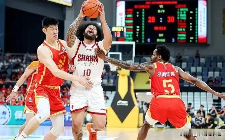 CBA季后赛8进4次回合今晚再赛两场，客队喧宾夺主！1.深圳队客战以95-91