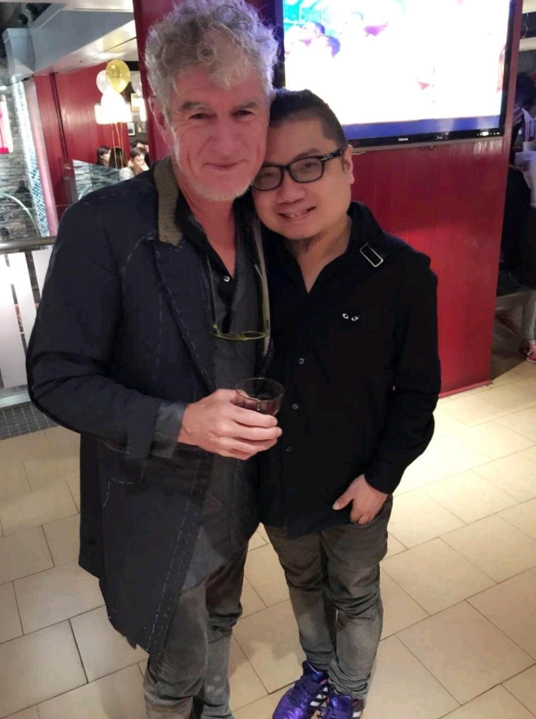 程青松和老外合影都这么亲密，直接把头像小鸟依人一样的依偎在老外的肩膀上，而且神情