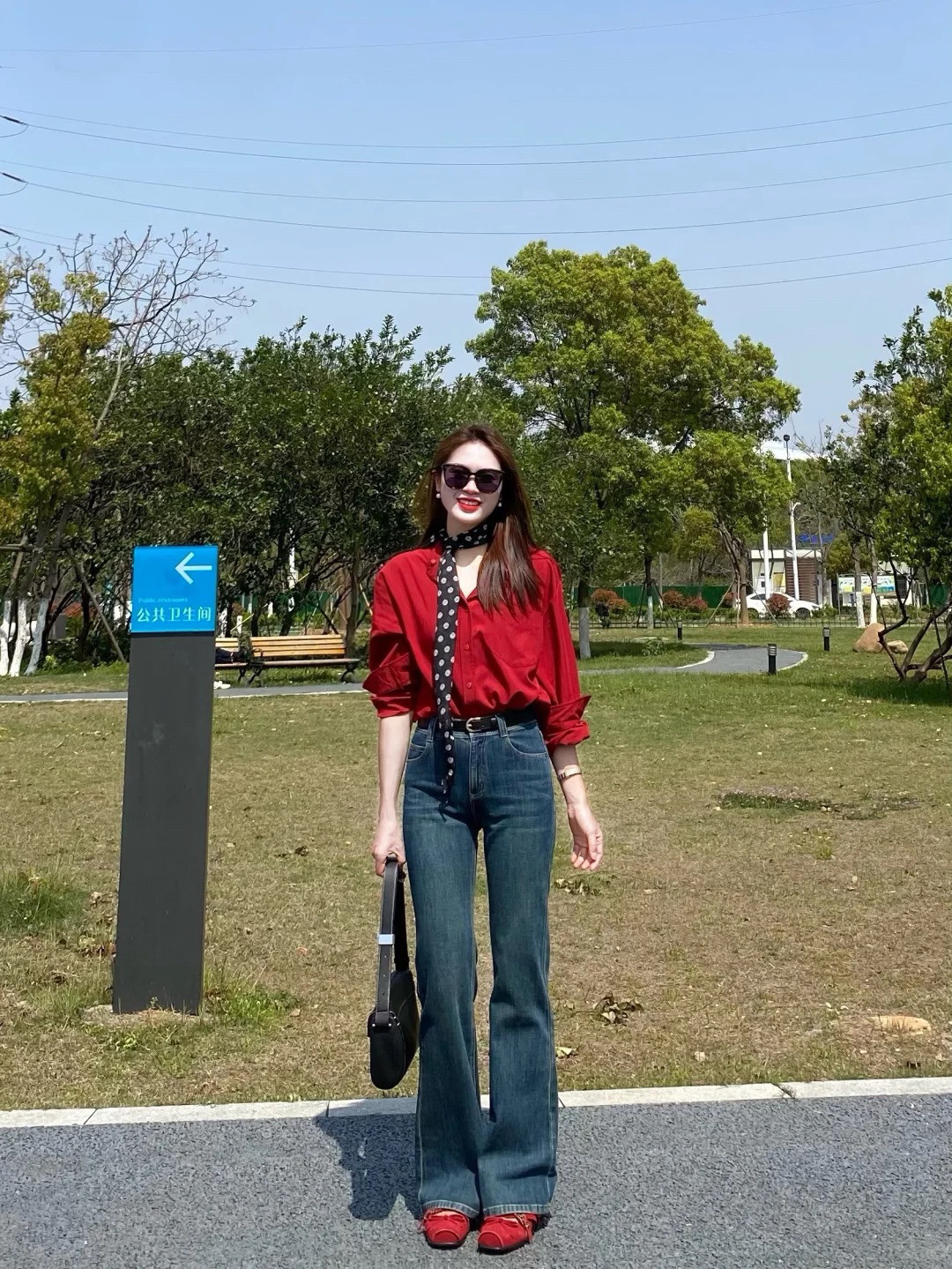 这个博主太会穿了，全是喜欢的风格，简单好看！在这里可以学习博主的穿搭特思路，很擅长用配饰提升春夏穿搭