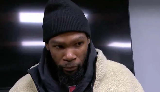 NBA常规赛，火箭122-115击败雄鹿。火箭球员凯文-杜兰特在接受记者采访时