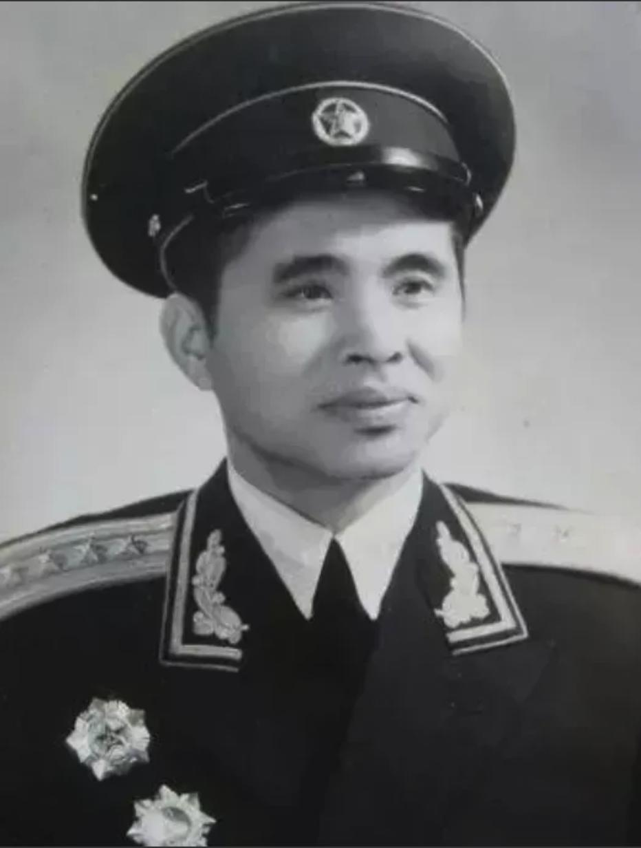 1941年，蒋天然率部进驻寺庙中，晚上，他听到方丈的房间中传来女子的娇嗔声，他一