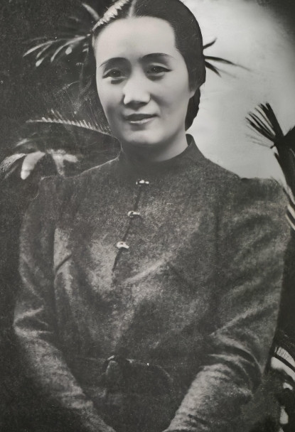 1935年，杜月笙将50000大洋推到董竹君面前，开口说道：“我杜某人向来说一不