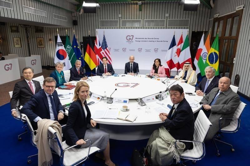 G7峰会上，欧盟委员会主席冯德莱恩当众举起一块磁铁，语气强硬地控诉中国把稀土