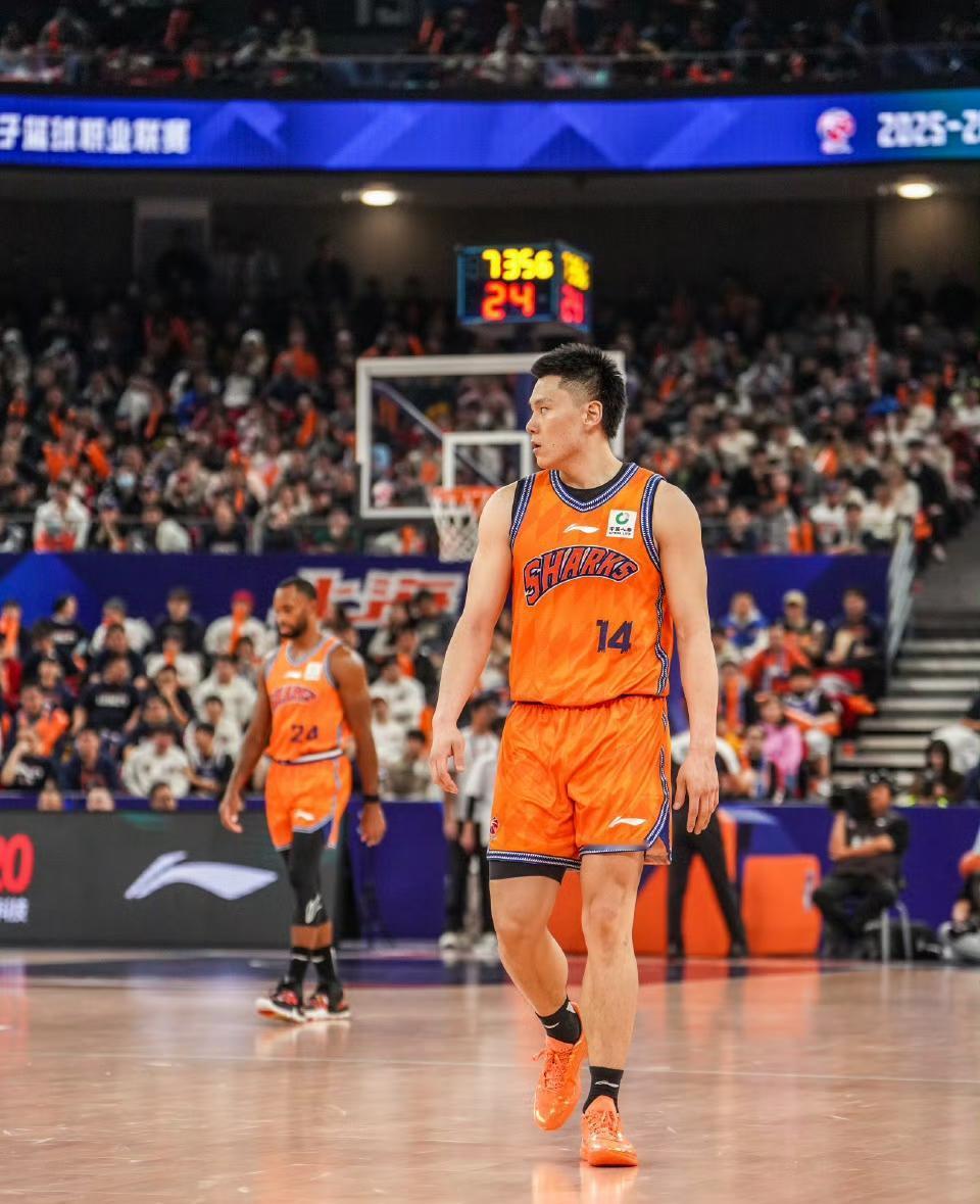 有一说一，今日张镇麟和李弘权根本不在一个级别！！张镇麟：本场出战15分钟，投篮