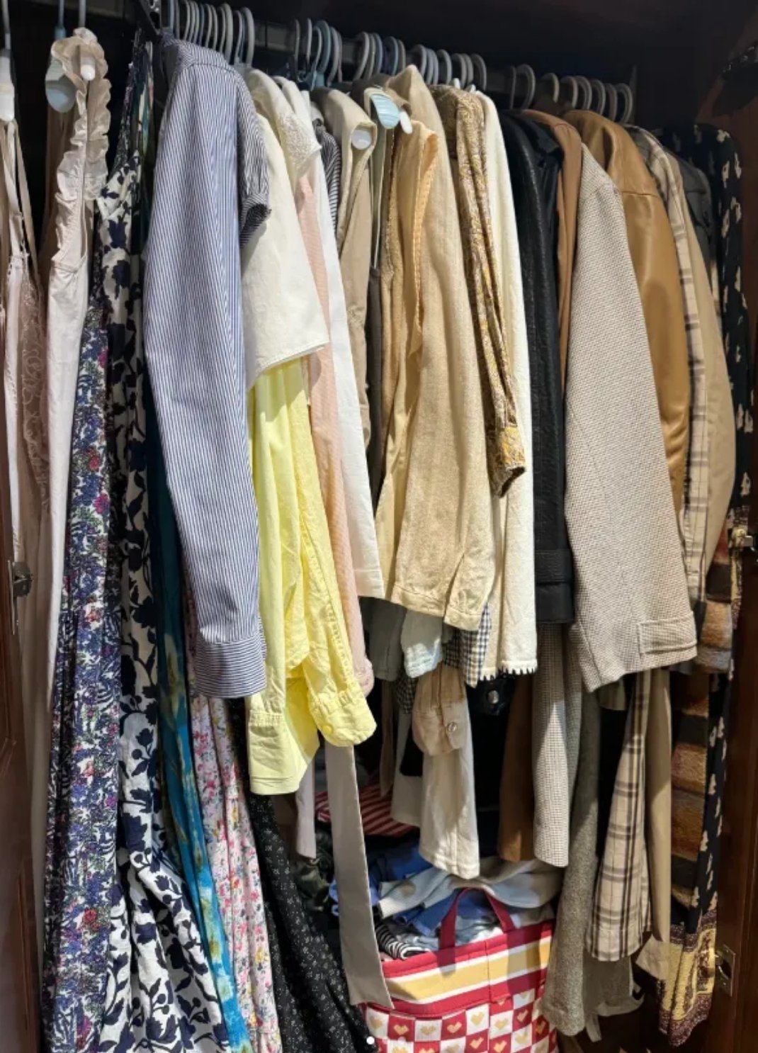 奉劝中年女性一定要少买衣服。我姐今年47岁，特别爱买衣服，光去年一年买衣服就花