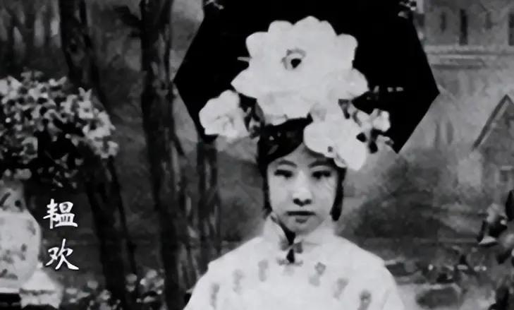 1960年，周总理请溥仪吃饭，席间，溥仪看了一旁的女子好几次，周总理注意到后，就