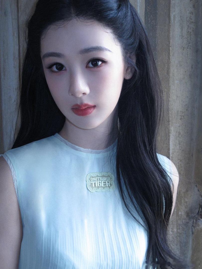 亚飞沉冤得雪，不停发杨紫怼脸美照，太勇了，居然带的是少女感妆容的CT！​​​