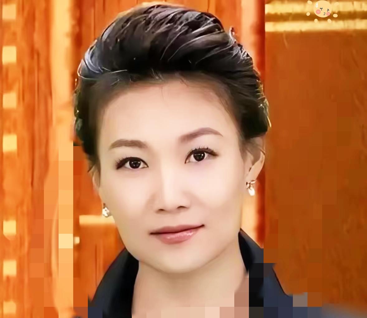 最近很多人都发现，李梓萌已经整整23天没出现在新闻联播主播台上了。元旦还和康辉