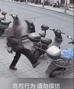 真是现世报！大爷没事踢倒路边的电动车，结果刚踢完，自己就被电动车绊倒，重重摔在了