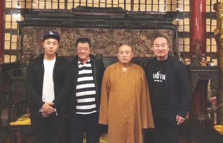 释永信被带走了，最放心不下他的，不是信仰他的信徒，而是他从小一手养大的释小龙