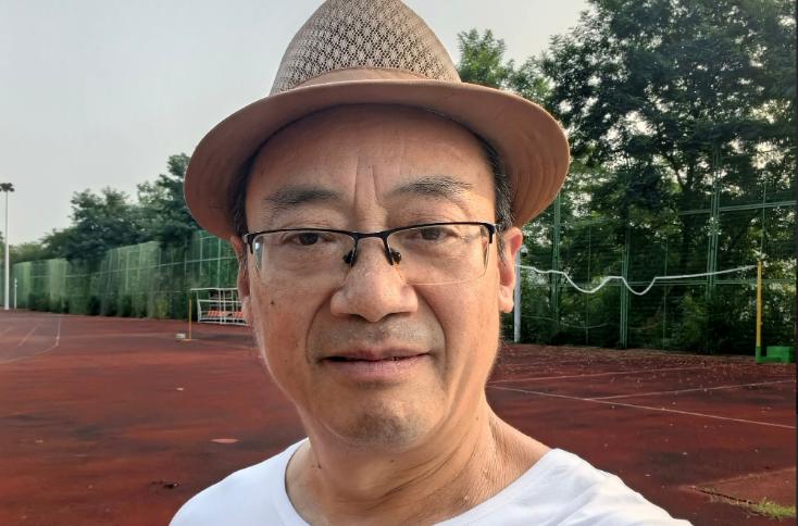 支持汤家凤的人认为，英语列为主科是产生大量英语培训机构主要原因，如果英语不作为主