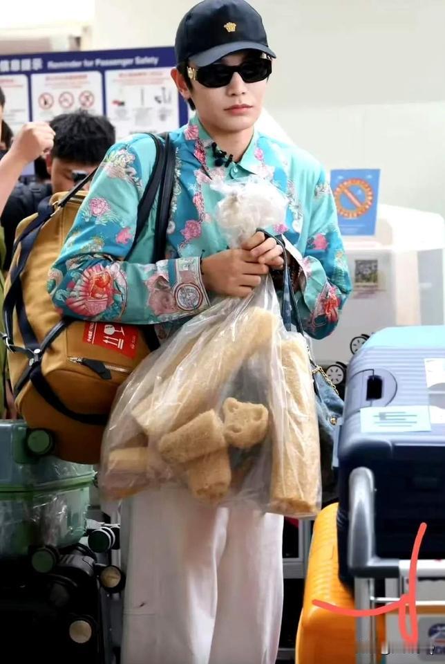 还是丁禹兮识货啊，去国外录制《中餐厅》，带了一大袋丝瓜瓤。用过这东西的人都知道，