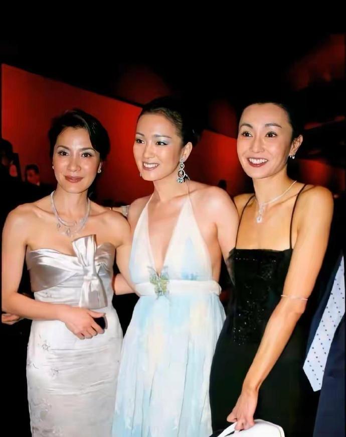 杨紫琼、巩俐、张曼玉同框合影韵味尽显，三位传奇女性皆未生育，难免让人深感遗憾。