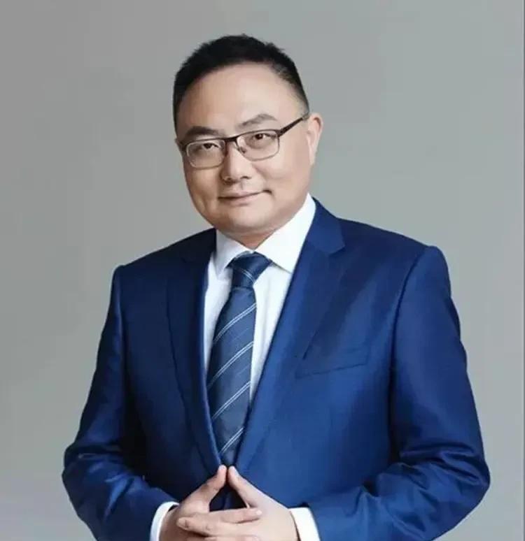 脱囗秀主持人罗振宇说:“挣得多，不如活得长。”他说:“我们争取多活一年，比争