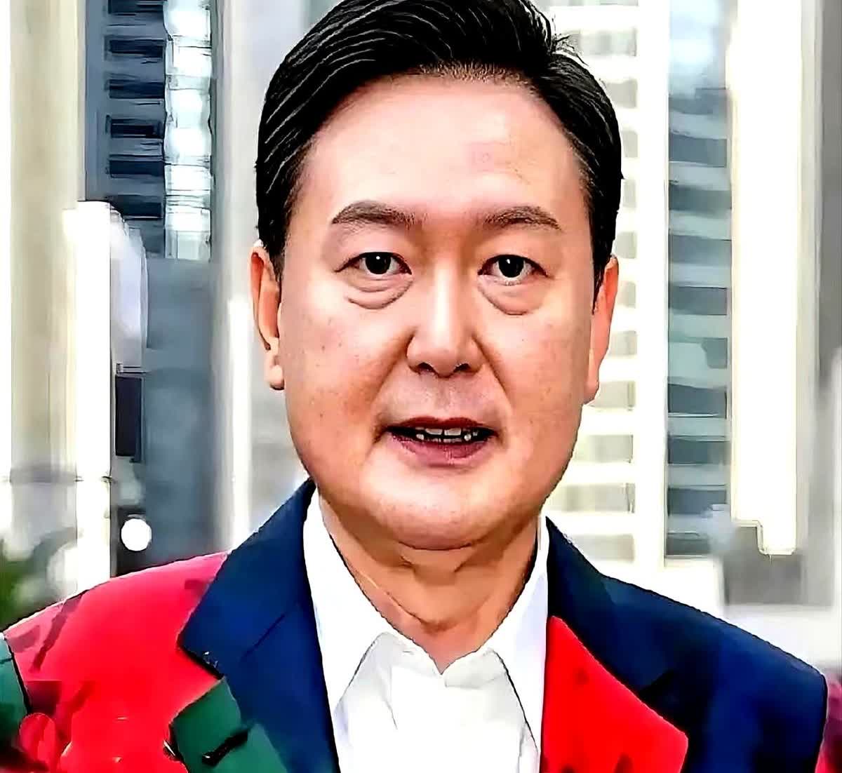 尹锡悦10分钟快闪，法庭椅子都没捂热，他赌的就是“我不在，你就判不了”。检方