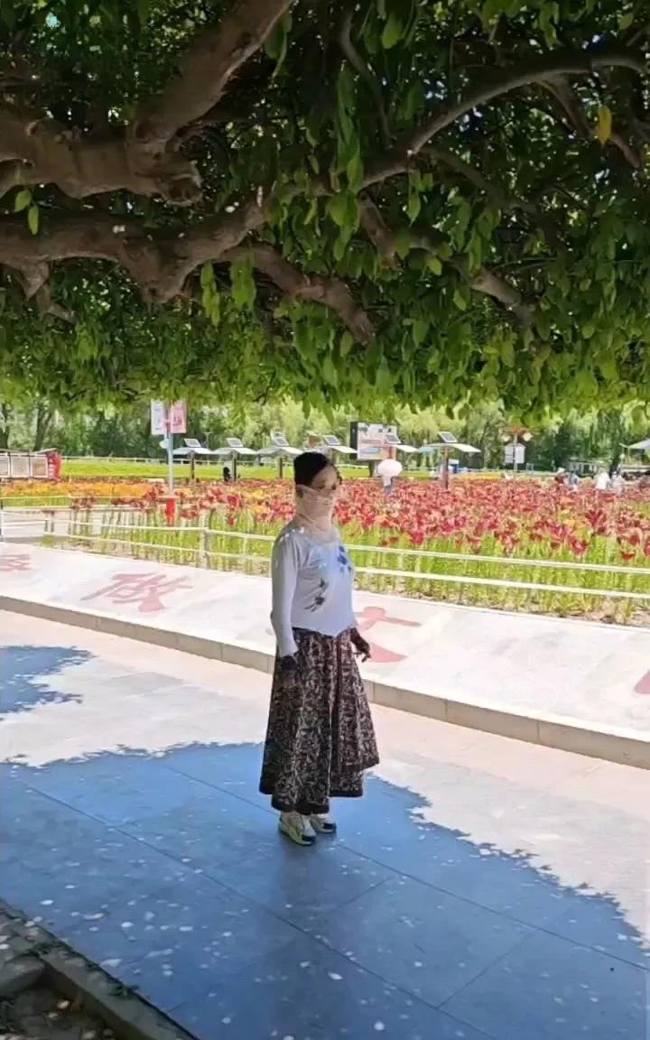 喜欢一个人散步，一个人逛公园。今天双休日，老公休息，我俩去公园转了转，天气