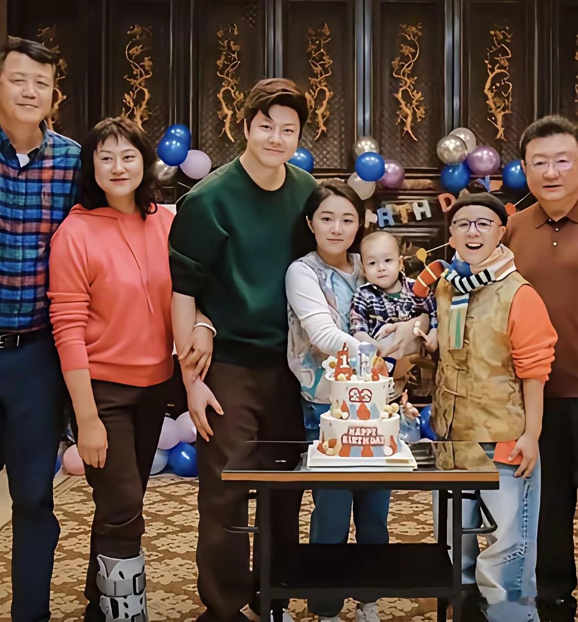 金龟子的基因太强大了，女儿像她，外孙也像她，果然丑的基因更强大。金龟子老公王