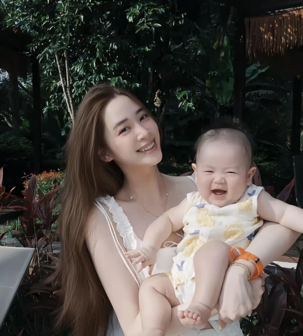 #记录我的2025#欧阳妮妮把儿子小睦睦养得真好，母乳喂养，养得白白胖胖的，长
