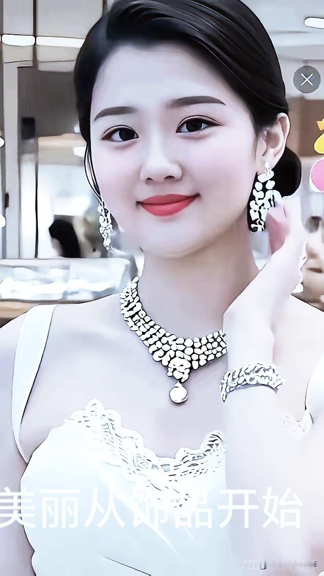 优雅气质从饰品开始，精致项链与耳环点缀完美造型。