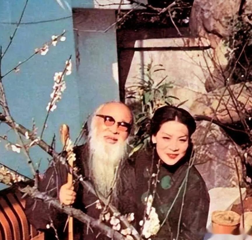 1947年，48岁张大千，向女儿闺蜜徐雯波求婚。洞房花烛夜，16岁徐雯波羞答答地