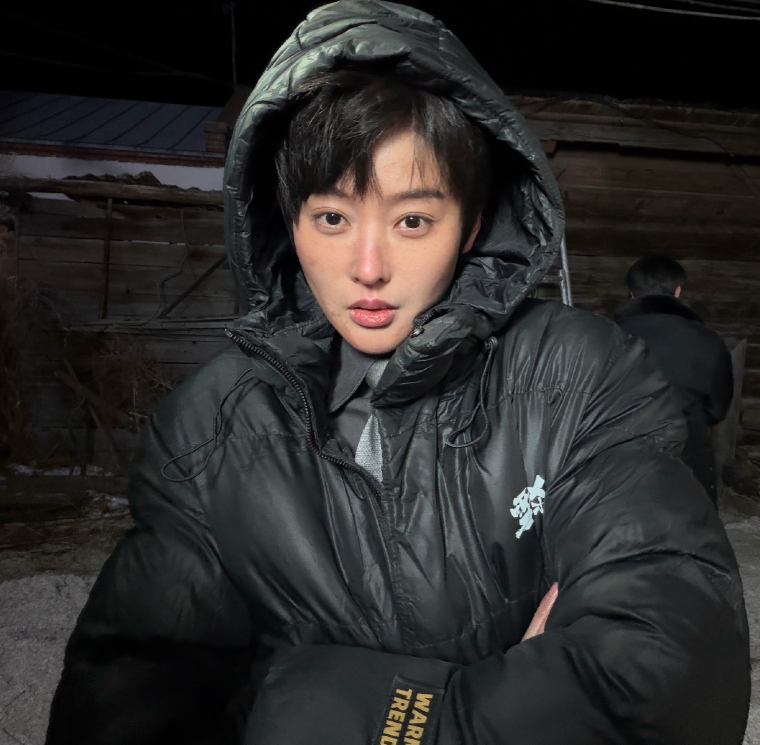 张天爱雪夜片场的拍戏日常