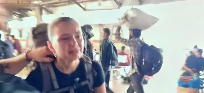 那个吐槽中国的英国网红在印度崩溃了！英国的一位女性旅行博主刚到中国时，就埋怨中国
