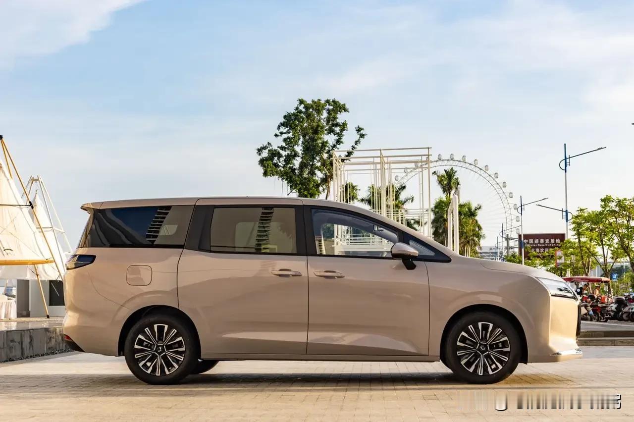 这就是赤裸裸的现实：电车30万，开10年，电费1万，卖1.5万；油车30万，