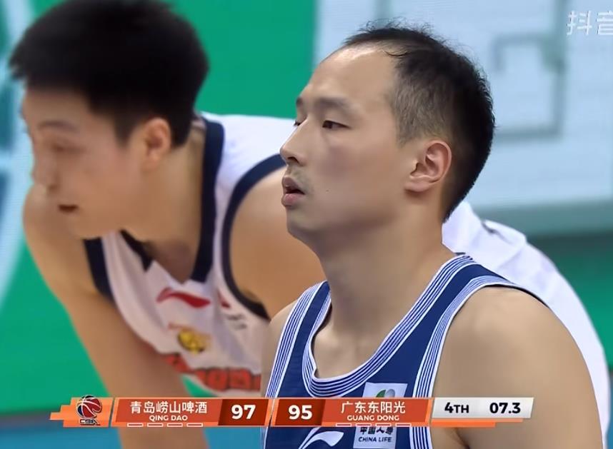 王奕博可是顶薪加盟的青岛队，现在居然退化成这样了，作为一个一号位球员连自己持球过