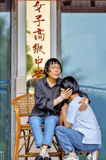 2009年，一位领导到华坪女高视察，发现学生们只能靠青菜果腹，课桌破旧到需要砖头