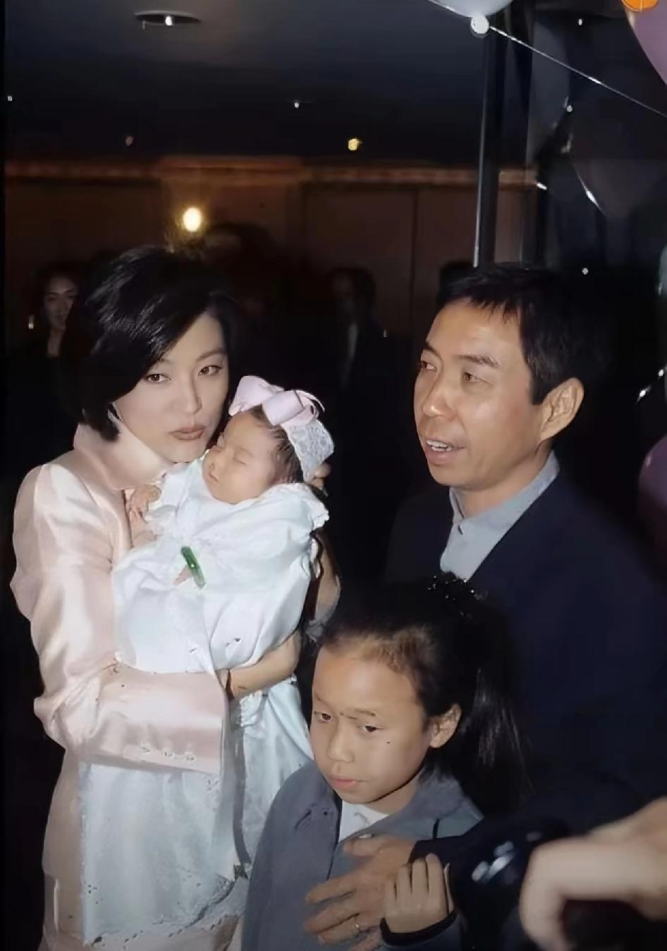 1996年林青霞产后满月宴照片曝光，42岁的她依然光彩照人。与富豪丈夫的婚姻虽被