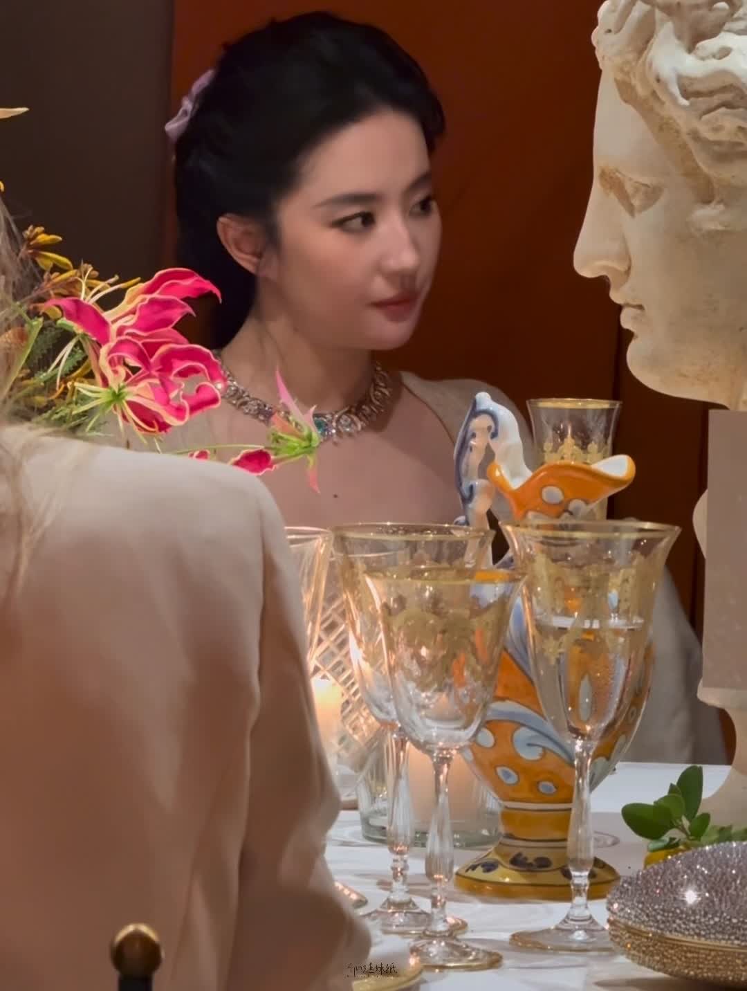 晚宴上的刘亦菲家人们，刘亦菲养眼图来啦！大家感觉怎么样？