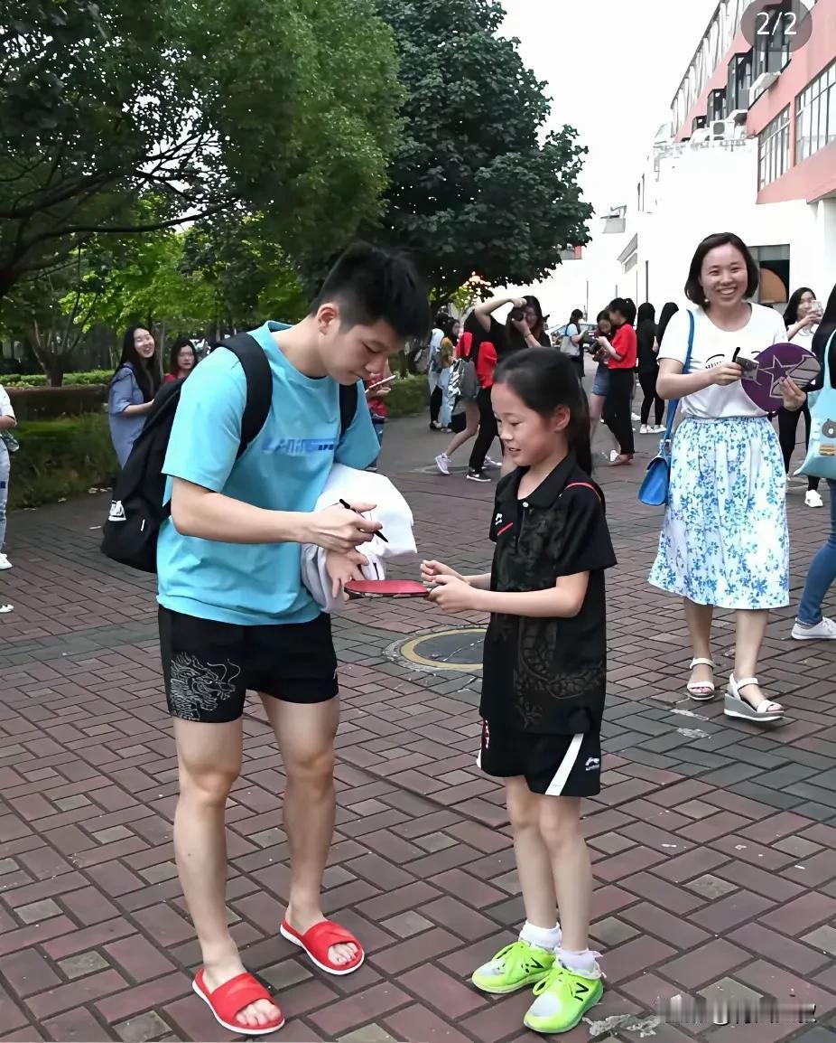 樊振东果然是广东人呀，穿着拖鞋就到处跑！东哥，你好歹穿双别的颜色拖鞋也行，红色
