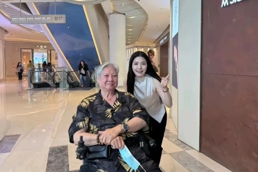 75岁洪金宝深圳逛街，潮装亮相，身形清减却精神矍铄！昔日“最灵活的胖子”如今轮椅