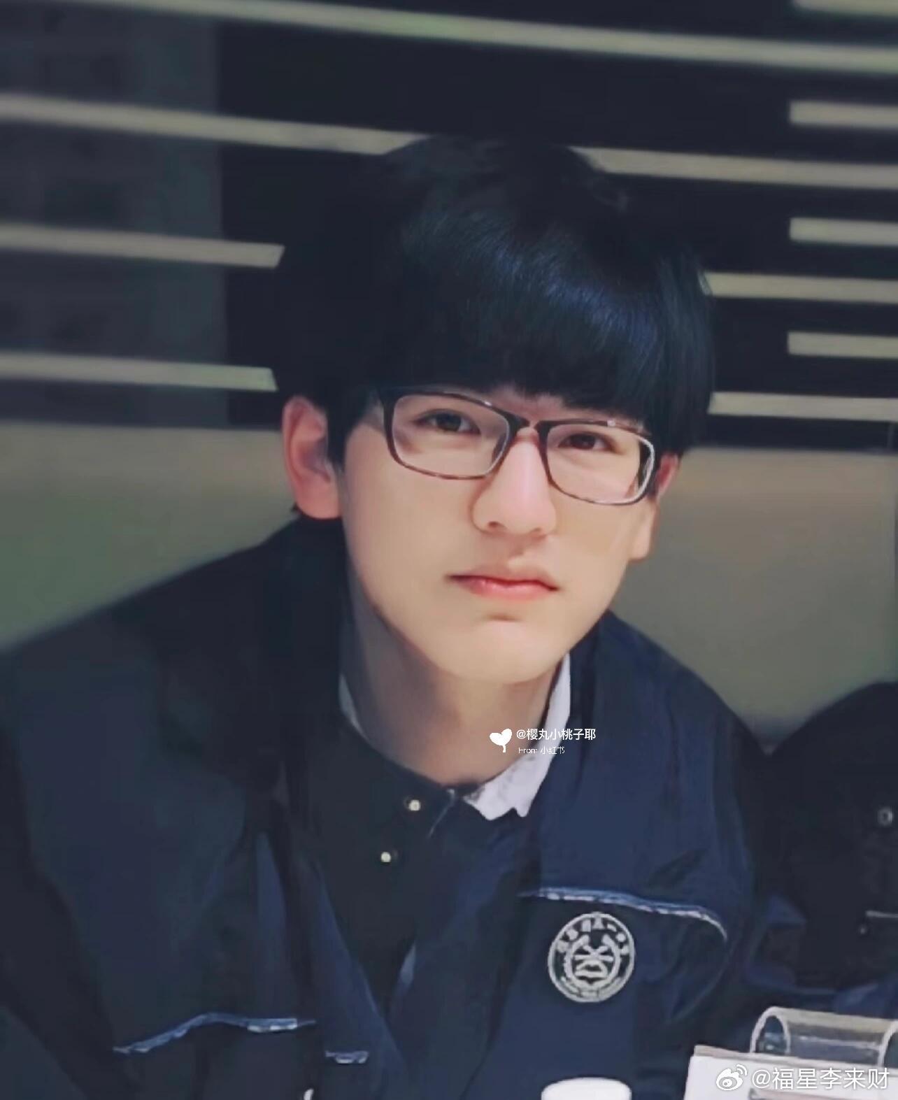 分享几张奶乎乎的张凌赫，想捏脸！