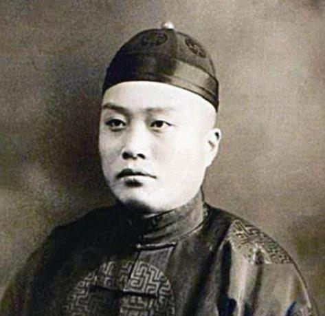 1886年，翁同龢在街上看到一个小孩在卖对联，他好奇去看看，小孩的对联写的真不错