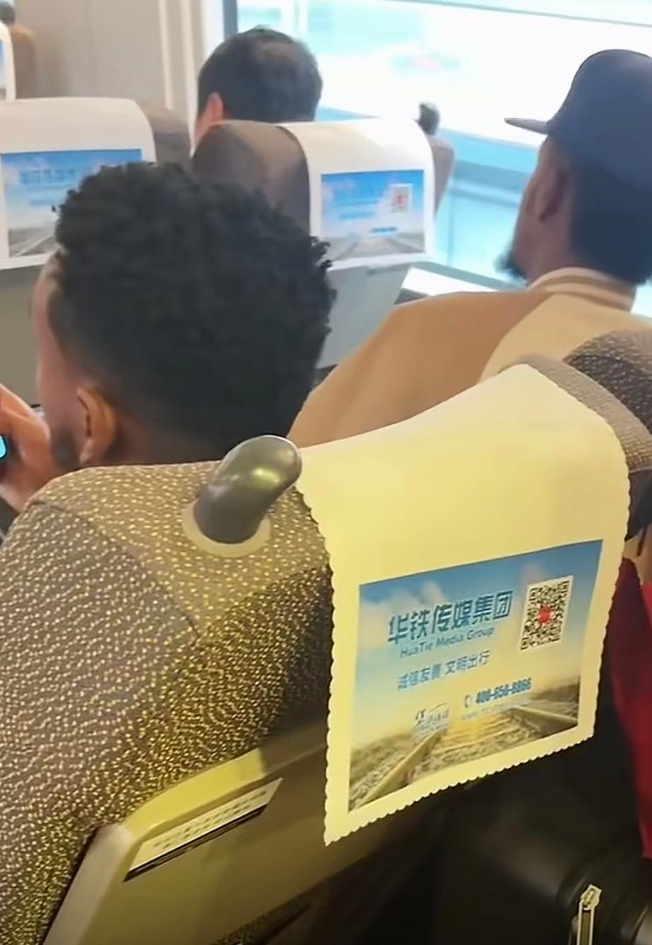 这事真有点离谱，想不明白为什么会这么怂？一名女子刚上高铁，自己的座位是靠窗