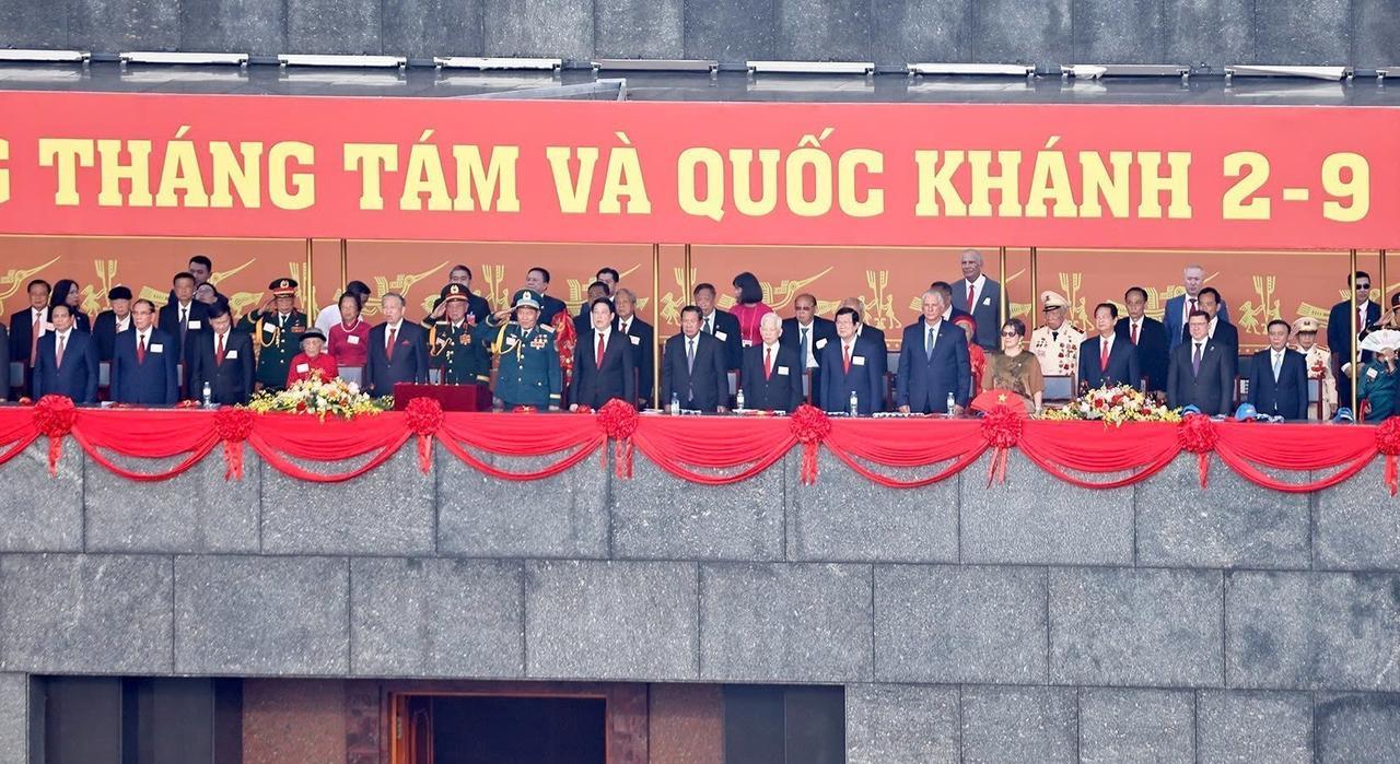 太不严肃了！越南国庆80周年庆典，越通社这配图也没谁，直接让洪森居中。从现场可以