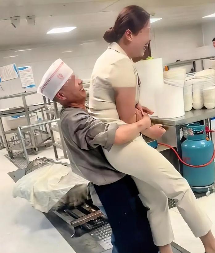 4月25日，河北邯郸一家小饭庄火了——不是因为菜香，而是因为后厨上演了一出“男女