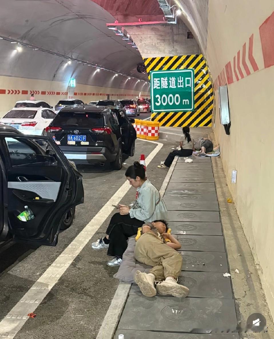 500公里开16小时！在隧道路边睡觉500公里的路，开了10小时还剩6小时