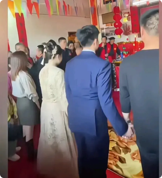 离婚多年，儿子结婚没有通知妈妈，妈妈偷偷来到婚礼现场，让朋友帮忙随礼十万块钱，她