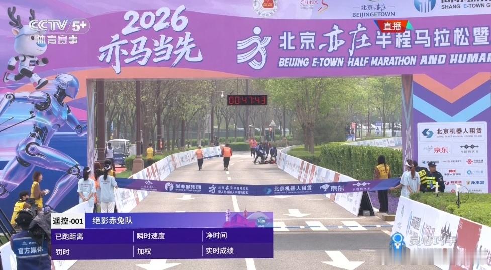 人形机器人仍然停留在智障阶段，完全依赖人为操控的大玩具。过弯道的时候，仍然不能自